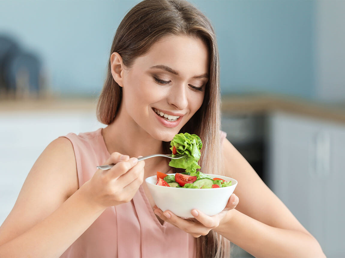 egy nő sal&aacute;t&aacute;val