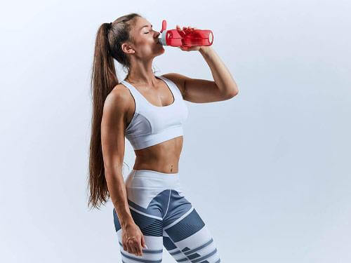Mit igyunk edzés közben - vizet vagy izotóniát?