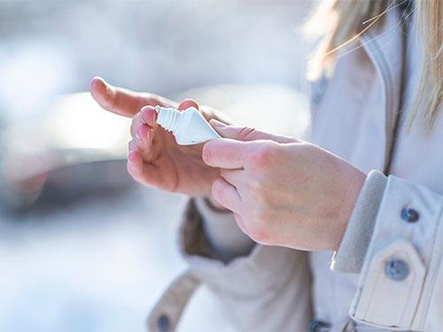 Száraz és repedt kezek télen – hogyan ápoljuk őket?