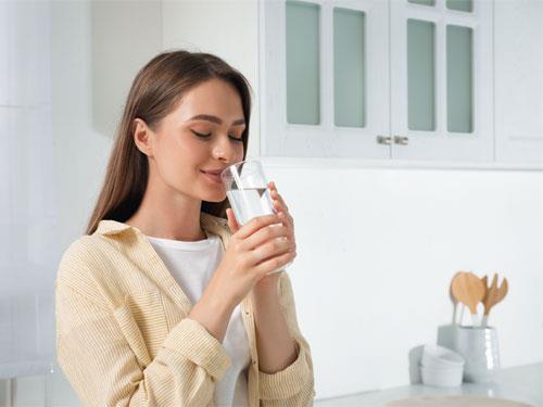 Mennyi vizet kell inni naponta? Hogyan tarthatjuk testünket hidratált állapotban?