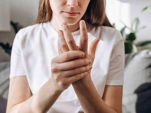 Az ujjak zsibbadása és bizsergése – vitamin- és ásványianyag-hiány