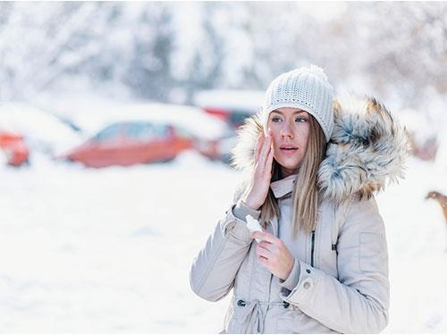 Hogyan hidratáljuk és ápoljuk bőrünket hideg napokon?