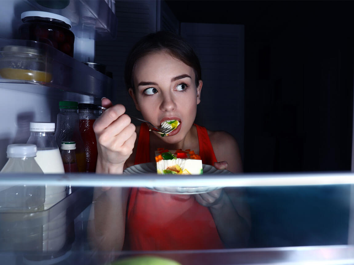 nő a hűtőn&eacute;l - &eacute;jszakai nassol&aacute;s