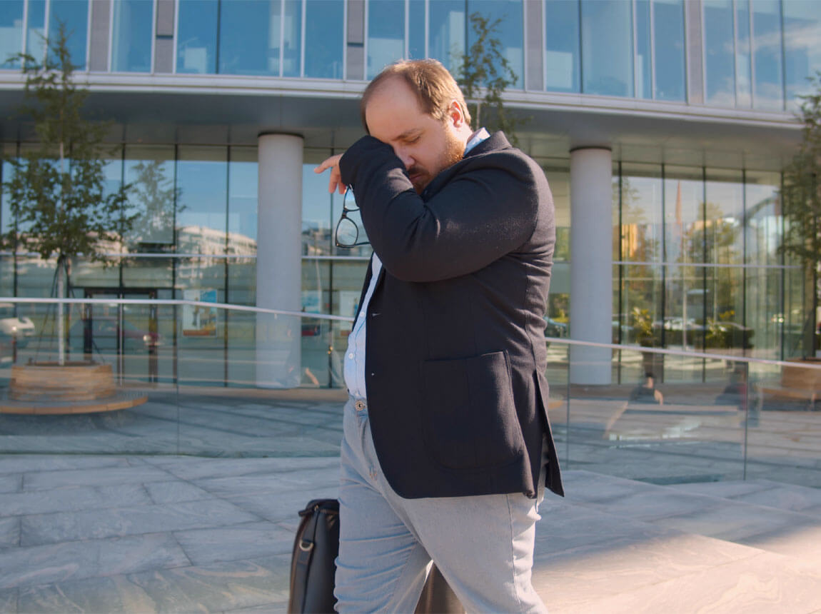 fáradt, túlsúlyos férfi