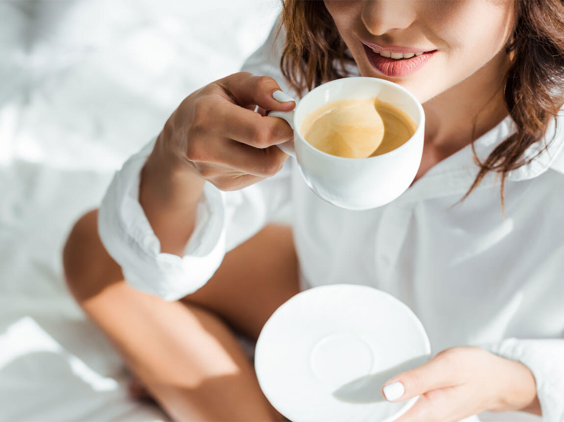 nő egy csésze kávéval