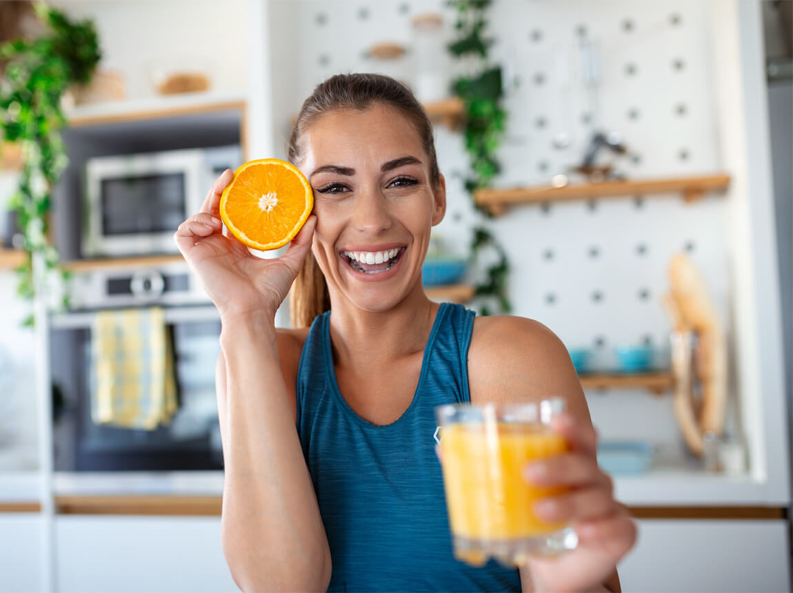 nő narancslével - C-vitamin