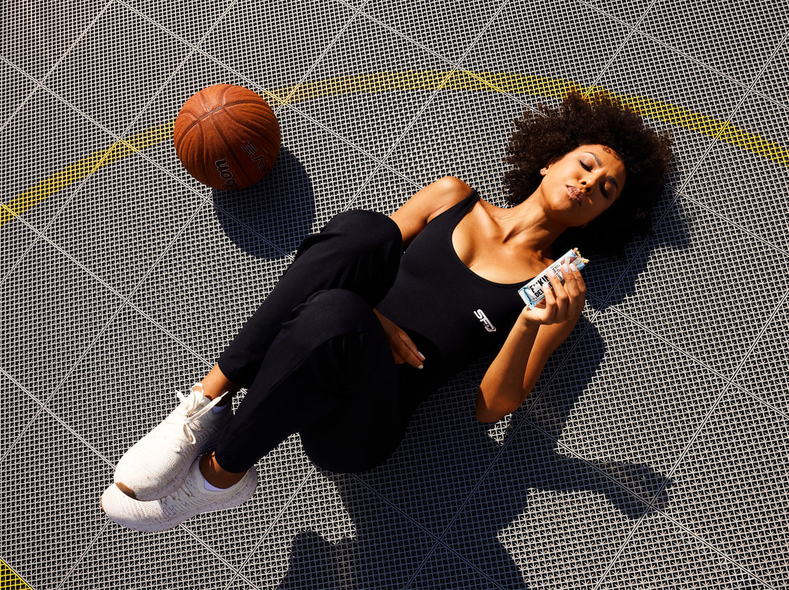 nő egy fehérjeszelettel 