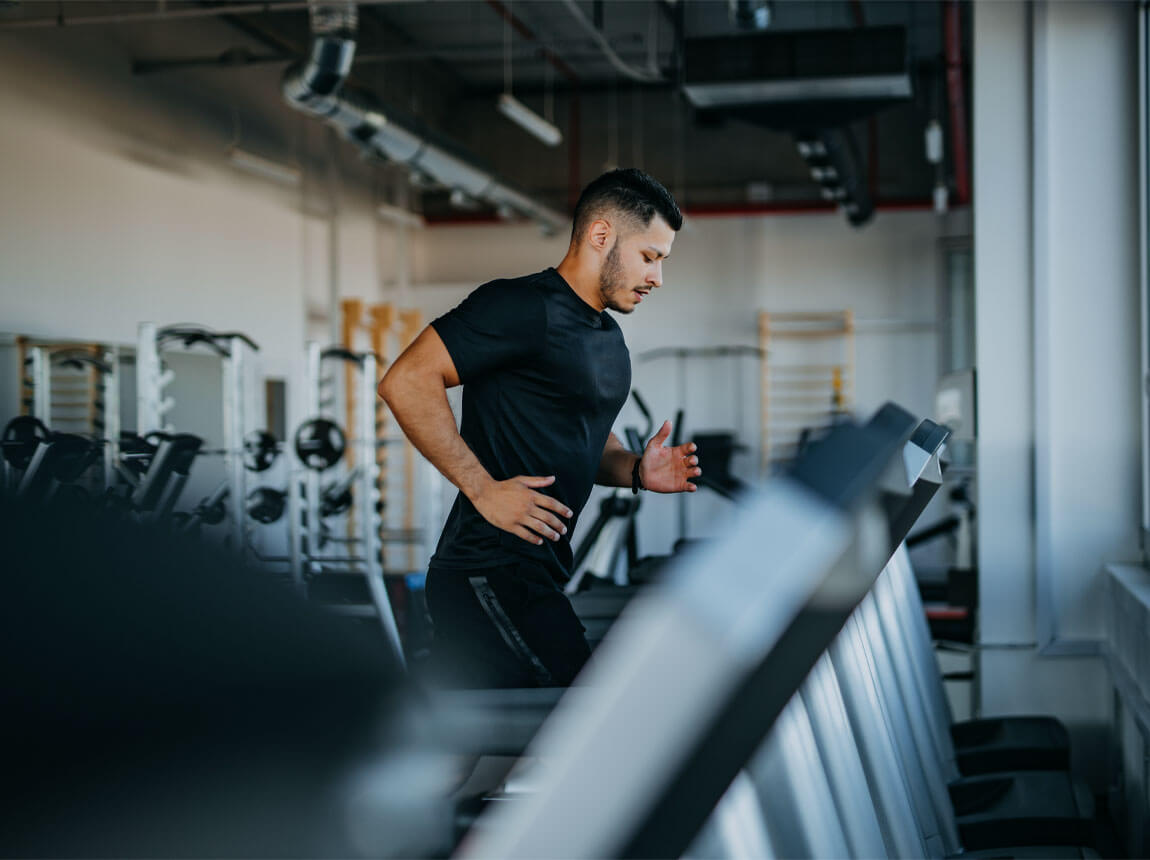 férfi, futópadon futóedzés