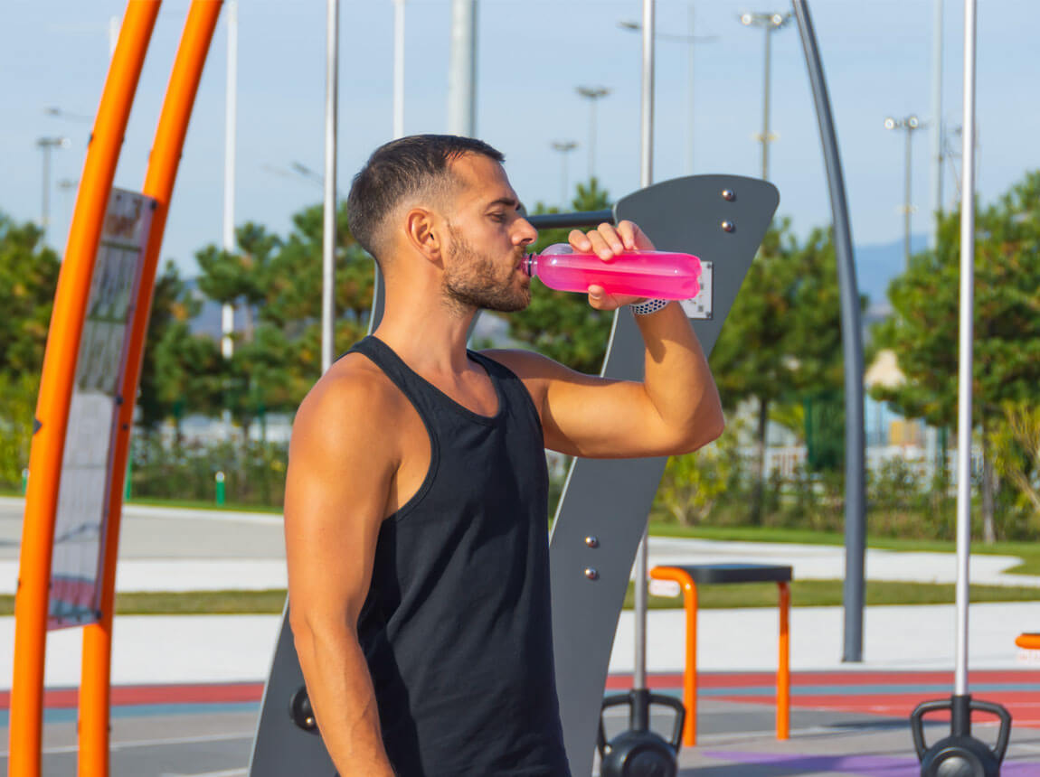 férfi egy palackkal - elektrolitok nyáron