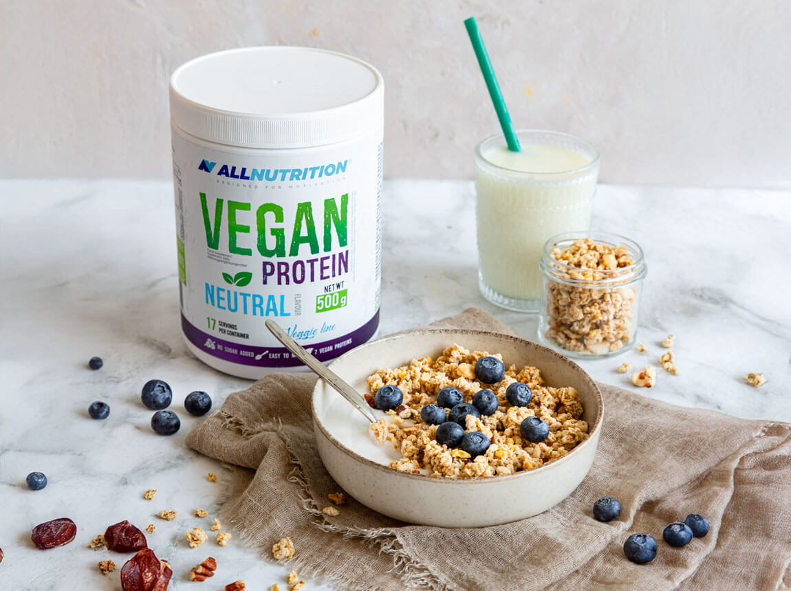 vegán granola áfonyával és kókuszjoghurtal